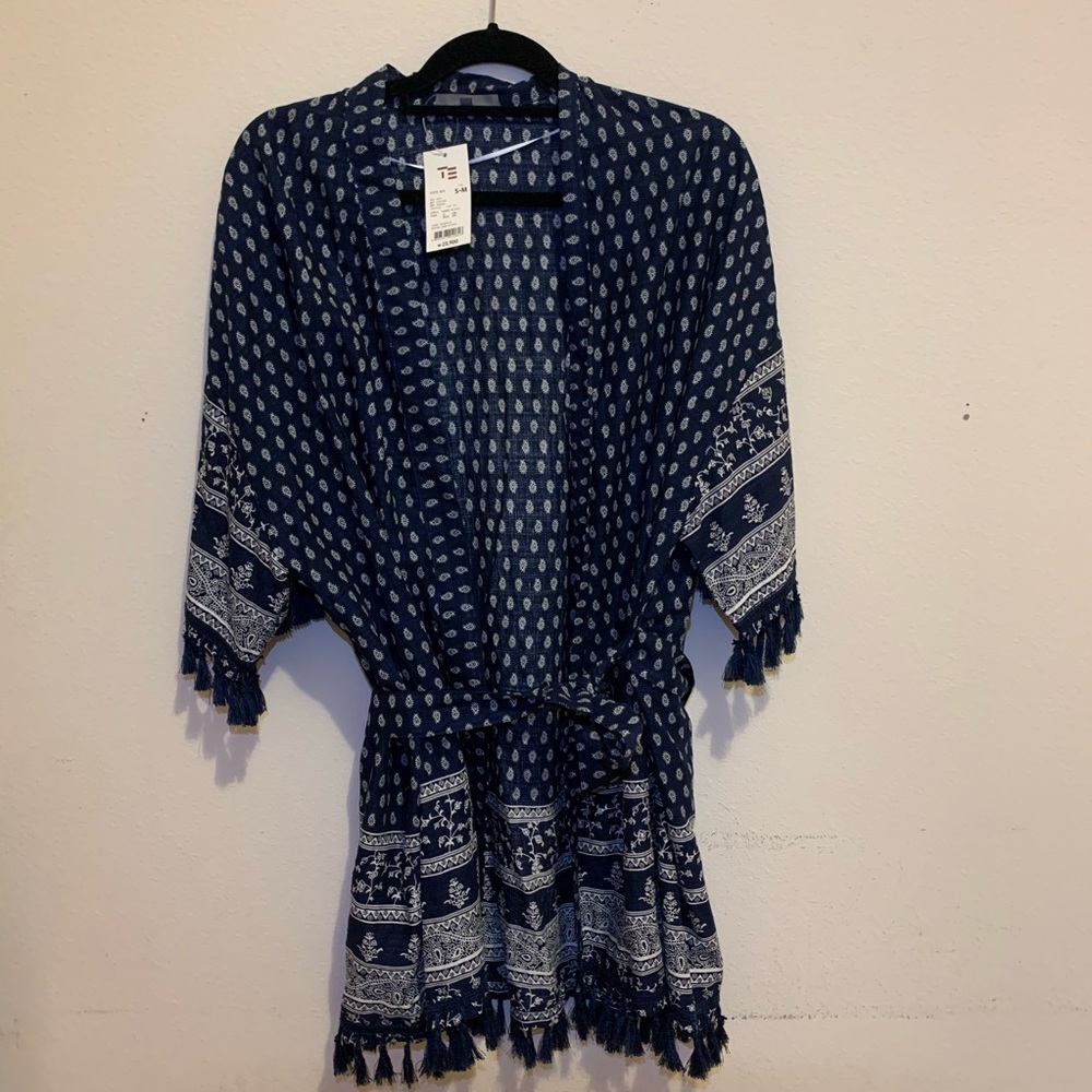 BRAND NEW blue and white patterned kimono